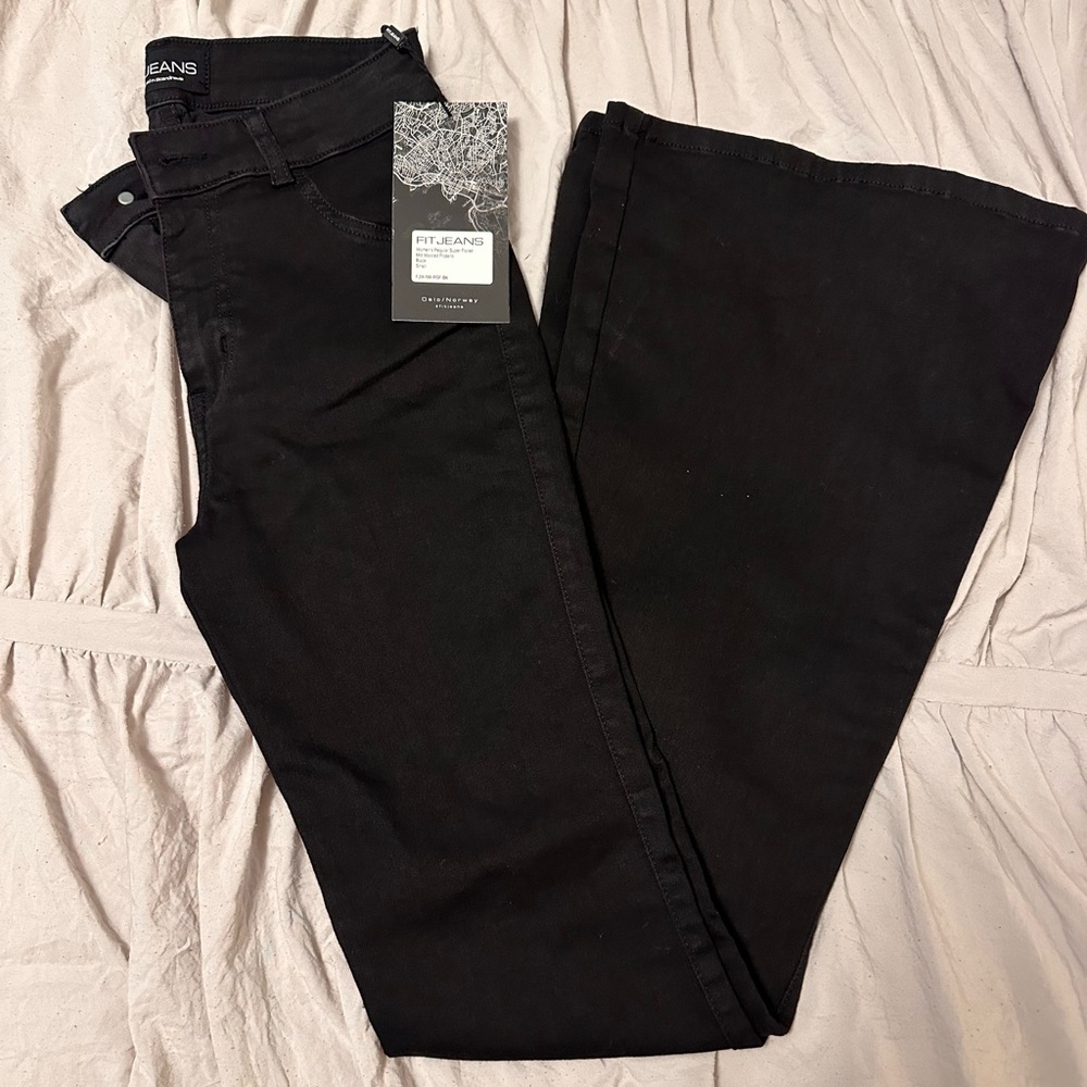FitJeans Super Flared Mid Waisted Jeans - Black